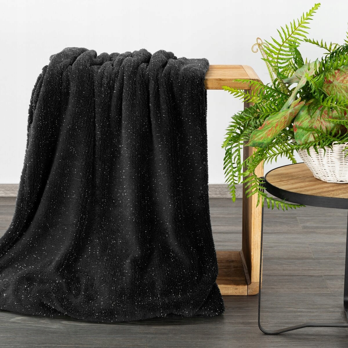 Koc narzuta mięciutki gruby 150 cm x 200 cm czarny - obrazek 10