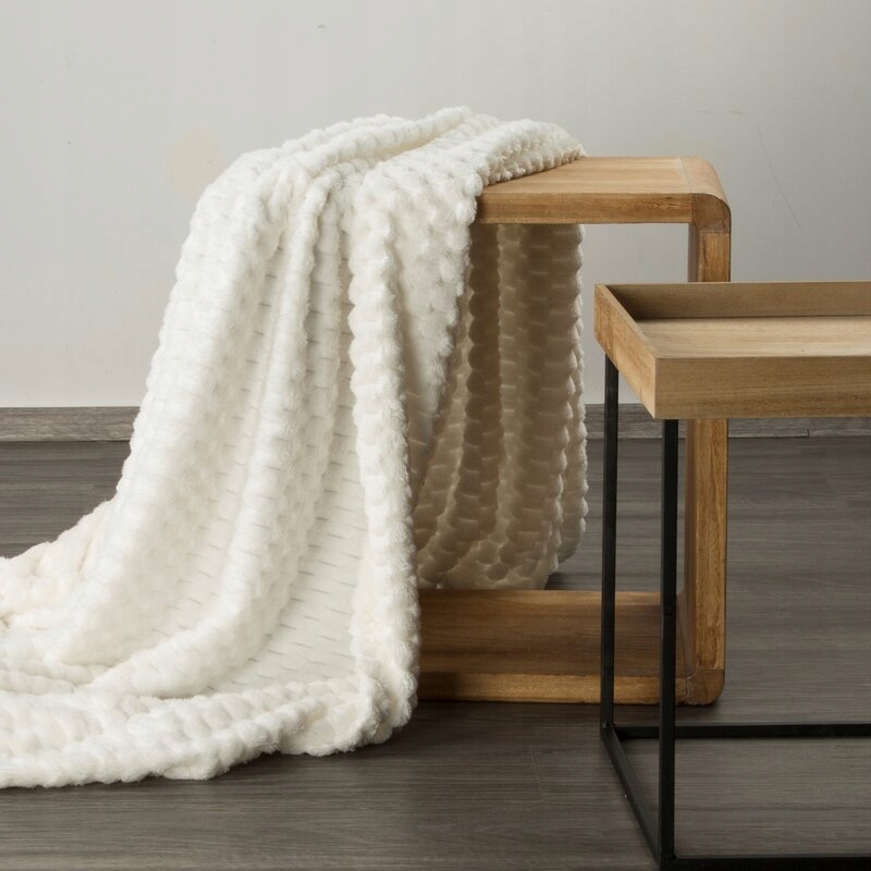 Koc narzuta 70 cm x 160 cm bardzo miękki w dotyku z efektem 3d - obrazek 2