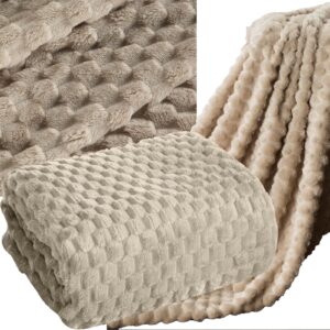 Koc narzuta 170 cm x 210 cm bardzo miękki w dotyku z efektem 3d beż