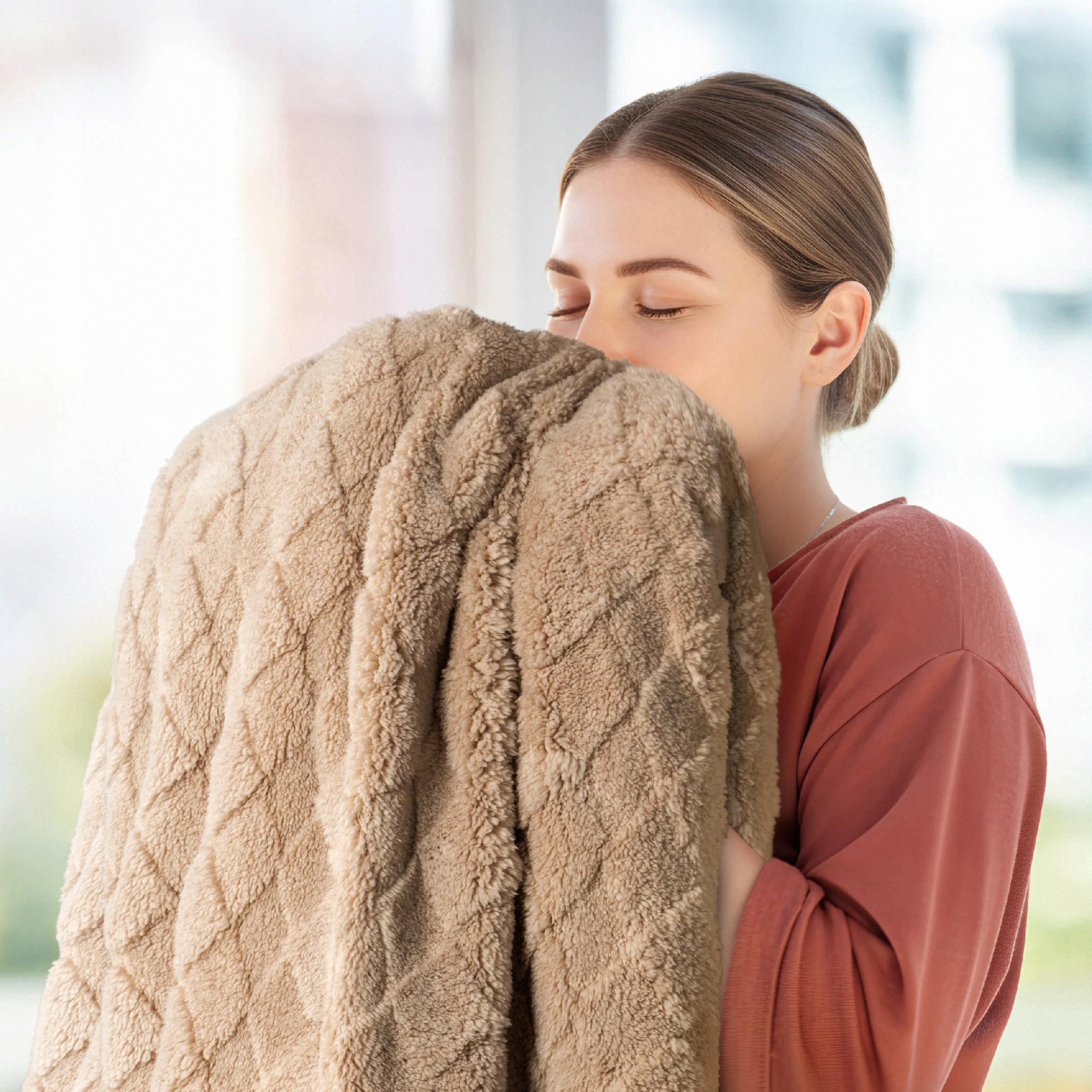 Koc narzuta 150x200 gruby mięciutki puszysty ciemny beżowy - obrazek 8